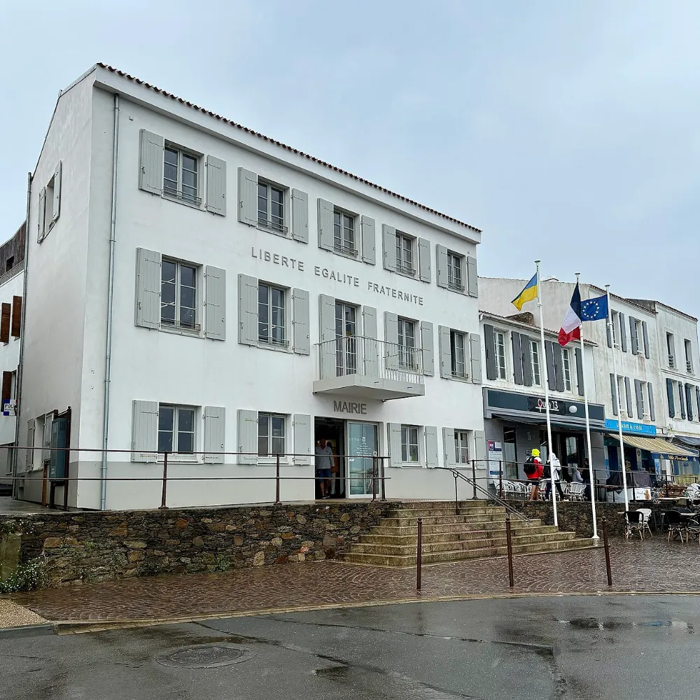 Façade de la mairie de l’Île d’Yeu, où se décident les règles du PLU