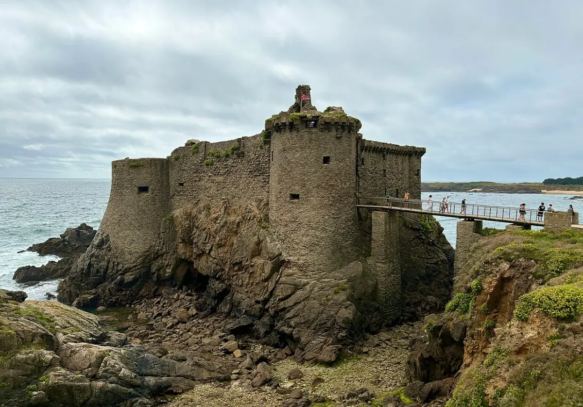 Le Vieux Château de l’Île d’Yeu, posé sur les rochers de la côte sud
